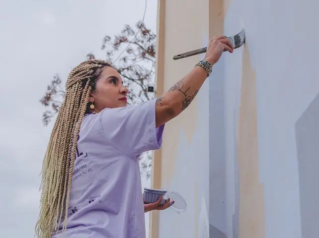 Mari Vilhosa desenvolvendo o mural