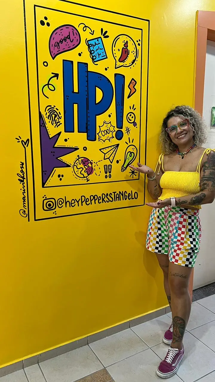 Mural artístico colorido em ambiente interno