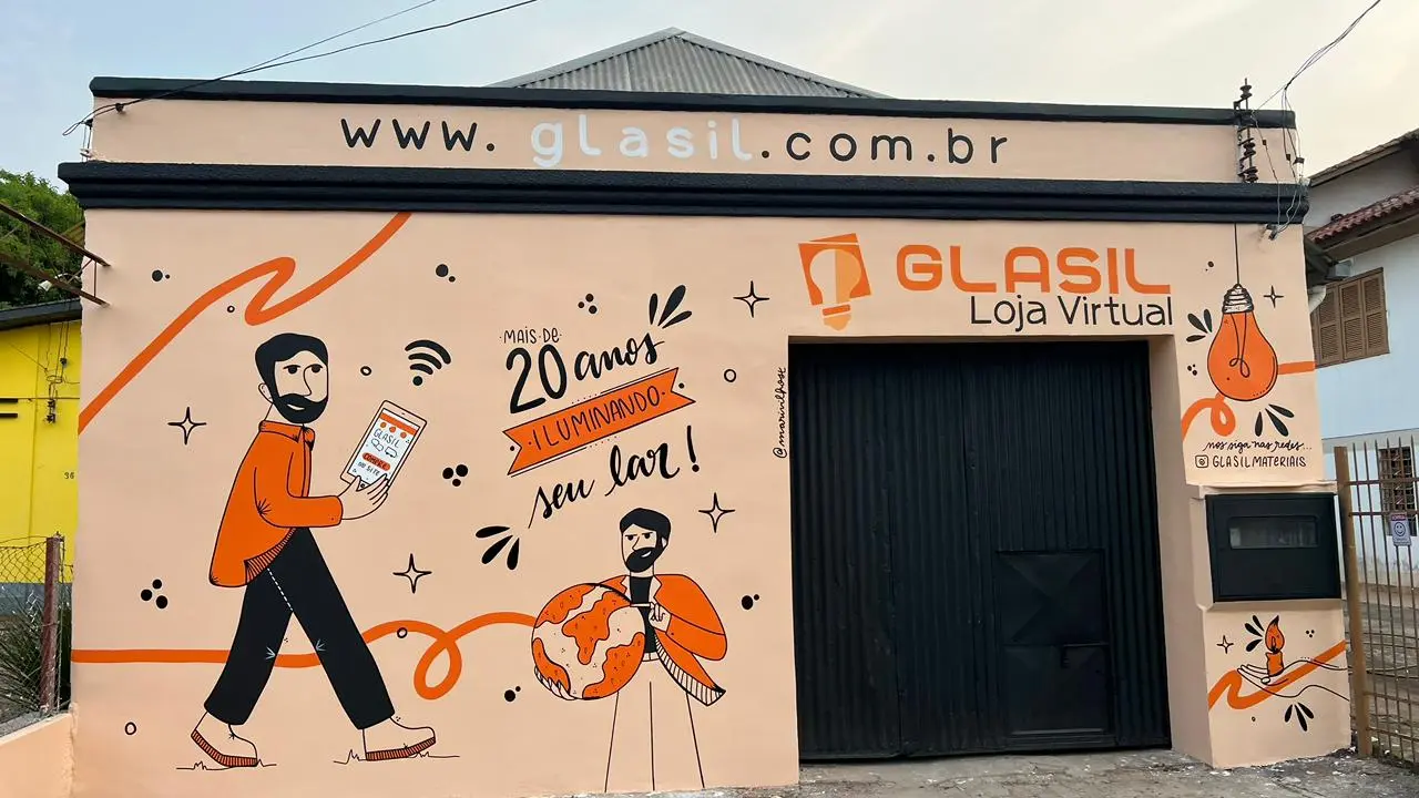 Mural comercial com a frase Mais de 20 anos iluminando seu lar