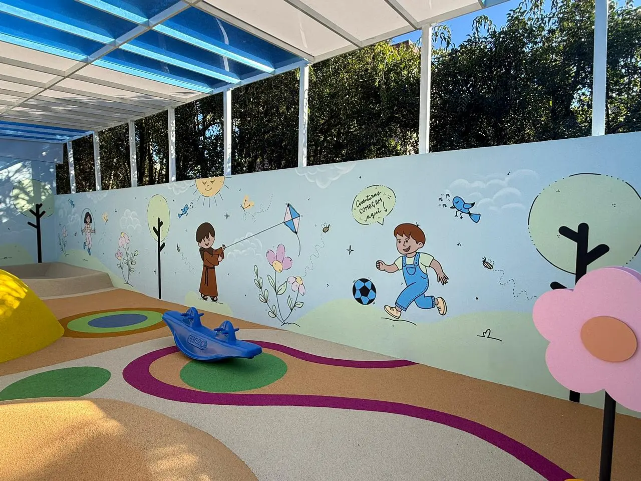 Mural colorido em praça infantil
